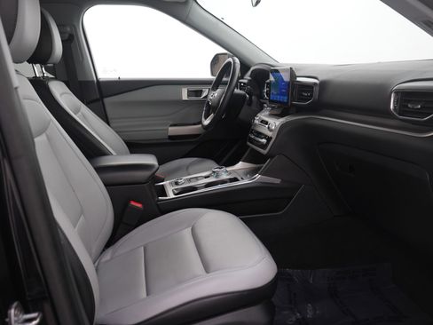 Used 2021 Ford Explorer XLT w/ Equipment Group 202A image 13