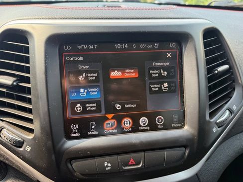 Used 2015 Jeep Cherokee Trailhawk w/ Comfort/Convenience Group AWD/4WD image 11