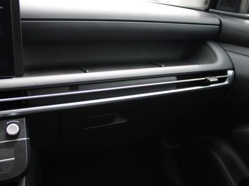 Used 2025 Hyundai Tucson SE AWD/4WD image 16