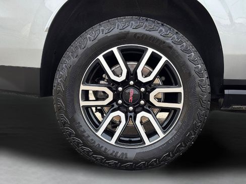 Used 2024 GMC Yukon XL AT4 w/ Technology Package AWD/4WD image 11