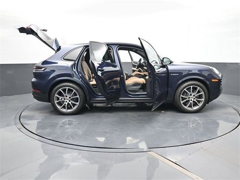 Used 2025 Porsche Cayenne E-Hybrid image 32