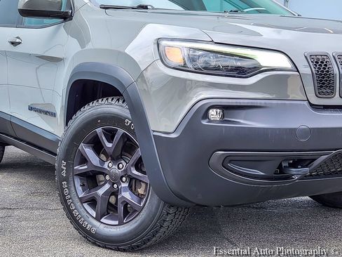 Used 2019 Jeep Cherokee Latitude AWD/4WD image 3