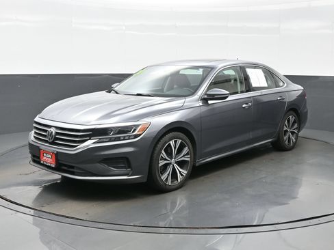 Used 2021 Volkswagen Passat 2.0T SE FWD image 2