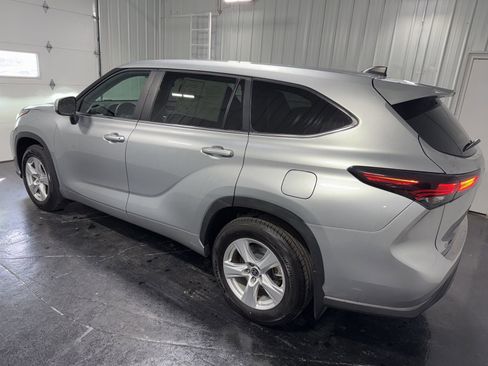 Used 2024 Toyota Highlander LE AWD/4WD image 2