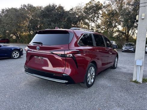 Used 2024 Toyota Sienna Platinum image 3