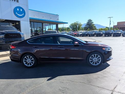 Used 2017 Ford Fusion SE w/ Fusion SE Technology Package FWD image 2