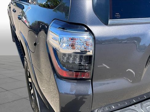 Used 2017 Toyota 4Runner SR5 AWD/4WD image 28