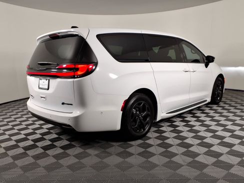 Used 2024 Chrysler Pacifica Limited FWD image 4