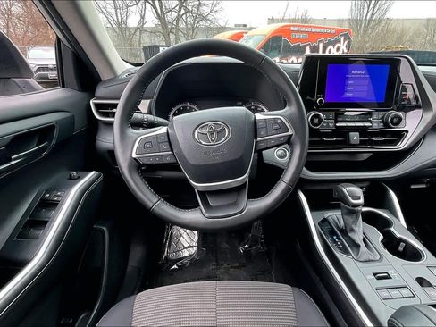 Certified 2024 Toyota Highlander LE AWD/4WD image 6