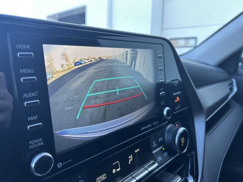 Used 2020 Toyota Highlander XLE image 14