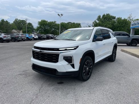 New 2026 Chevrolet Traverse LT w/ Sun and Wheel Package FWD image 3