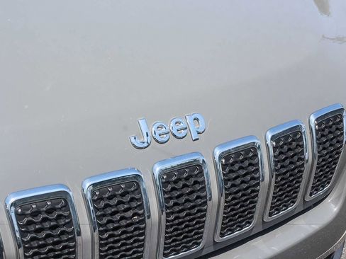 Used 2020 Jeep Cherokee Latitude Plus w/ Cold Weather Group AWD/4WD image 16