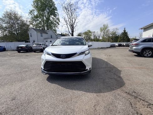Used 2022 Toyota Sienna XLE AWD/4WD image 3