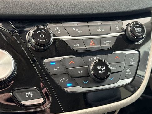 Used 2023 Chrysler Pacifica Touring-L image 20