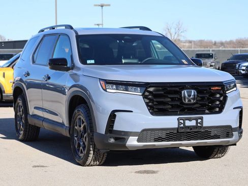Used 2025 Honda Pilot TrailSport image 4