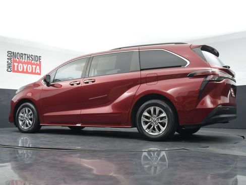 Used 2022 Toyota Sienna XLE FWD image 30