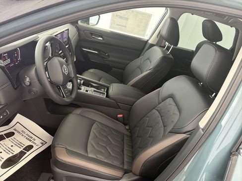 New 2026 Nissan Pathfinder Platinum FWD image 9