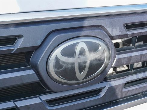 Used 2018 Toyota Tacoma SR5 w/ SR5 Appearance Package (SM) image 11