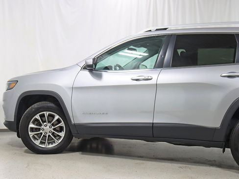 Used 2019 Jeep Cherokee Latitude Plus w/ Cold Weather Group AWD/4WD image 11