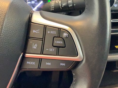 Used 2023 Toyota Highlander XLE FWD image 13