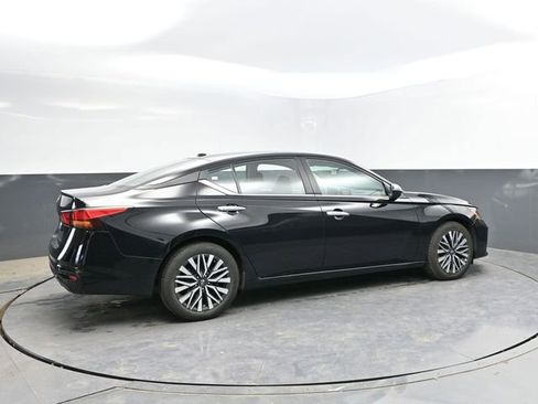Used 2025 Nissan Altima 2.5 SV FWD image 2