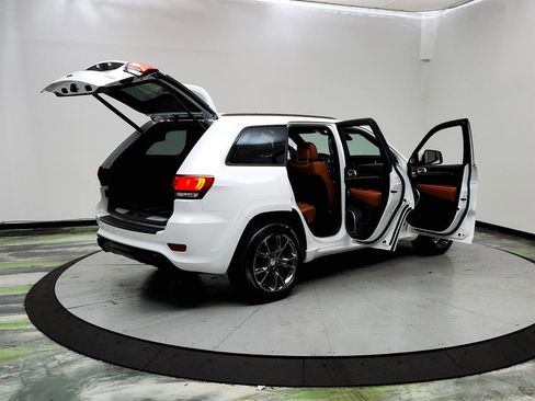 Used 2016 Jeep Grand Cherokee SRT image 11