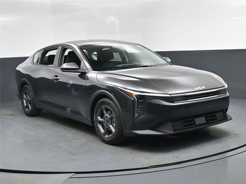 New 2025 Kia K4 LXS image 8