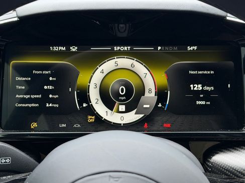 Used 2025 Aston Martin V8 Vantage Coupe image 4