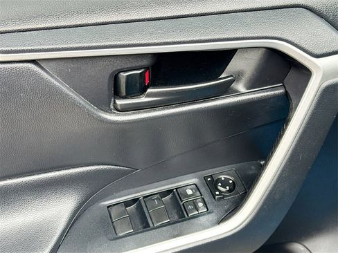 Used 2019 Toyota RAV4 LE image 18