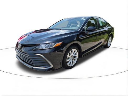 Used 2024 Toyota Camry LE FWD image 4