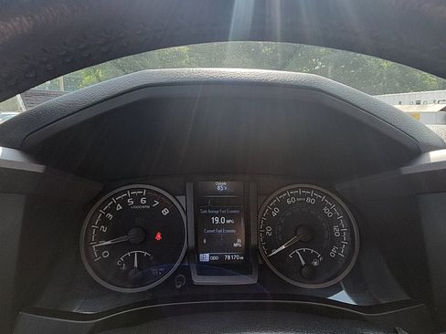 Used 2021 Toyota Tacoma TRD Off-Road w/ Technology Package AWD/4WD image 16