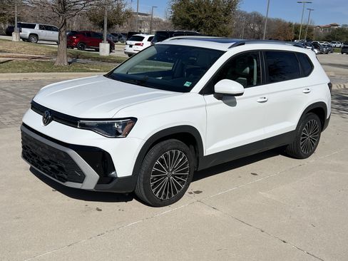 Certified 2025 Volkswagen Taos SE w/ Panoramic Sunroof Package FWD image 5