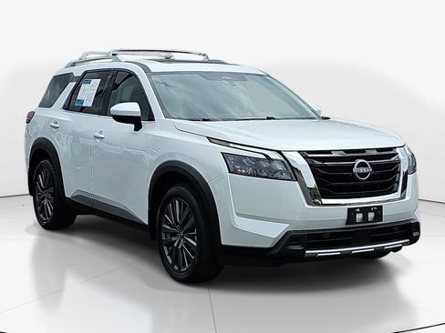 Used 2025 Nissan Pathfinder SL w/ SL Premium Package AWD/4WD image 3