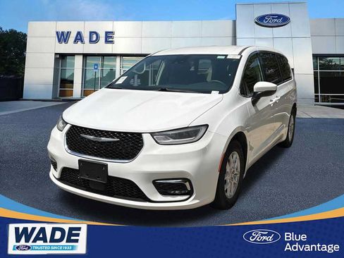 Used 2023 Chrysler Pacifica Touring-L FWD image 1