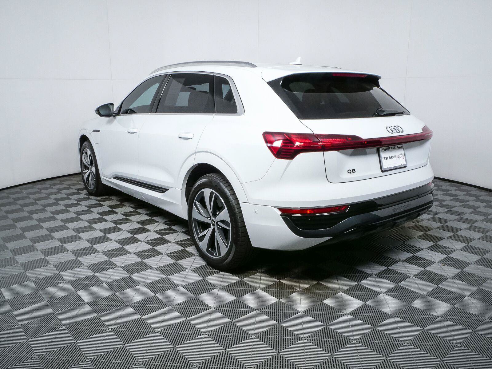 Used 2024 Audi Q8 e-tron Premium Plus w/ Premium Plus Package AWD/4WD image 31