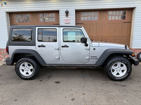 Used 2018 Jeep Wrangler Unlimited Sport S image 2