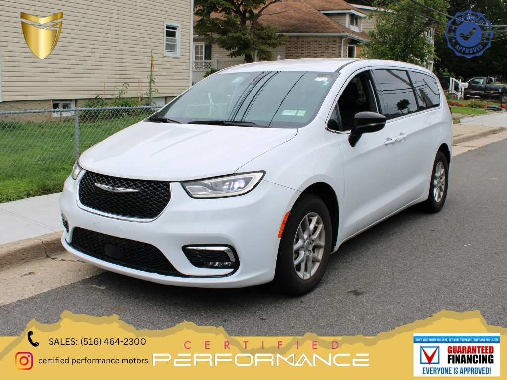 Used 2025 Chrysler Pacifica Select FWD image 1