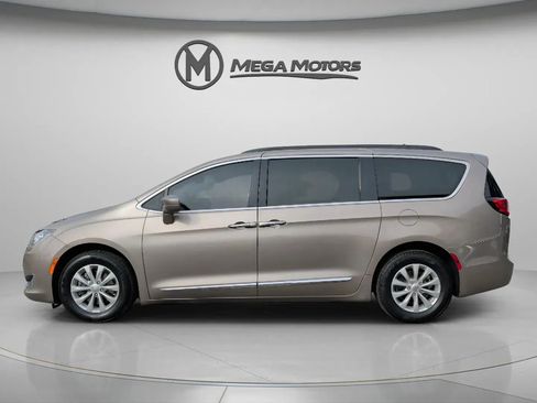 Used 2017 Chrysler Pacifica Touring-L image 3