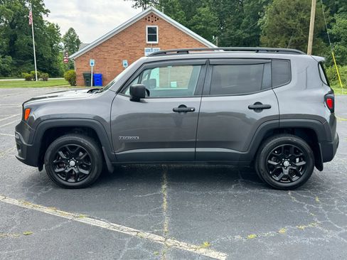 Used 2018 Jeep Renegade Latitude w/ Cold Weather Group AWD/4WD image 2