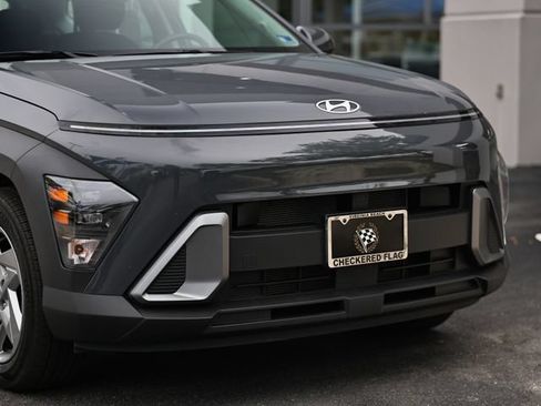 Used 2024 Hyundai Kona SE FWD image 2