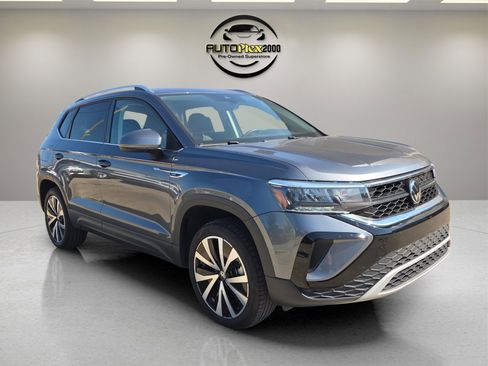 Used 2024 Volkswagen Taos SE image 1