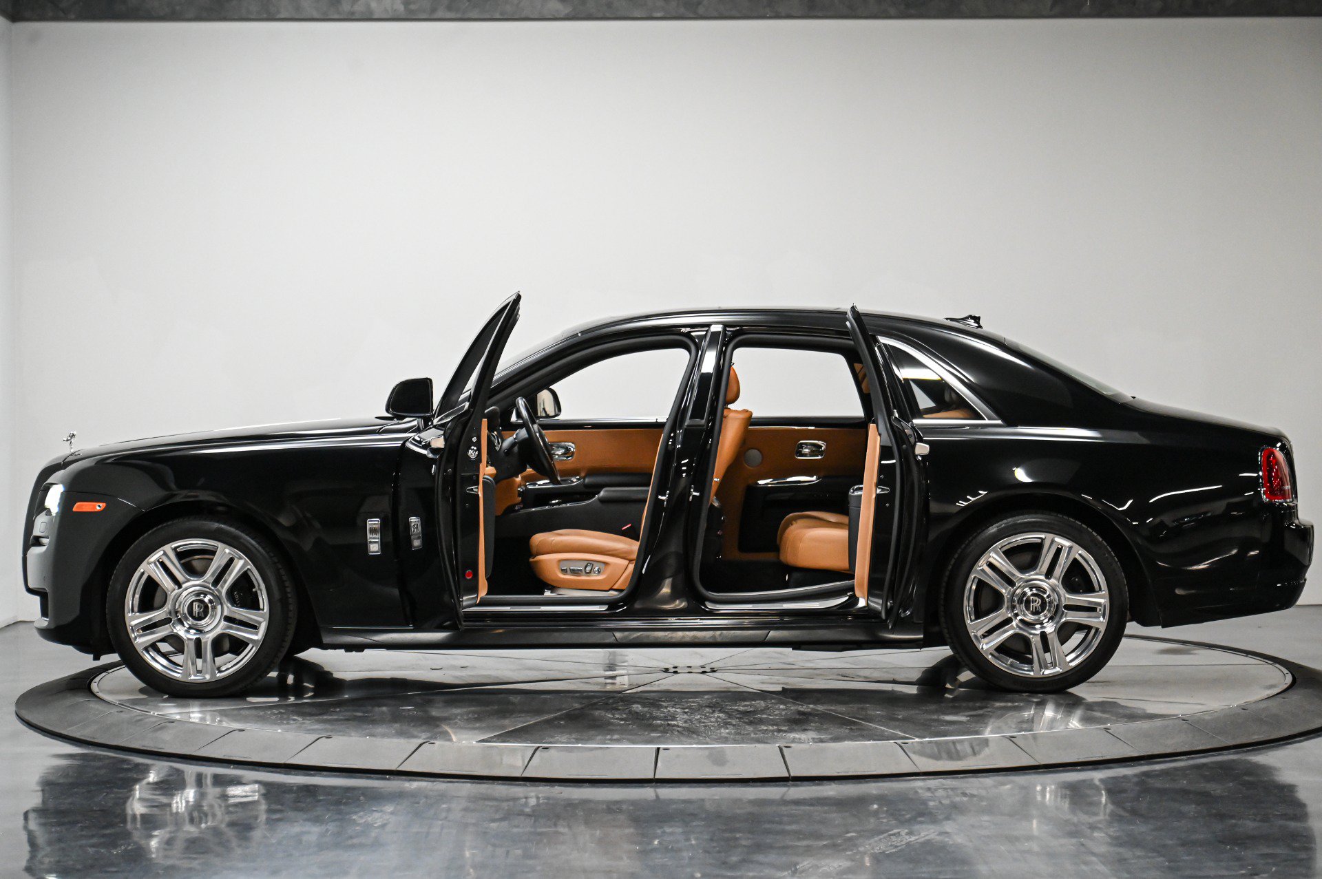 Used 2015 Rolls-Royce Ghost RWD image 55