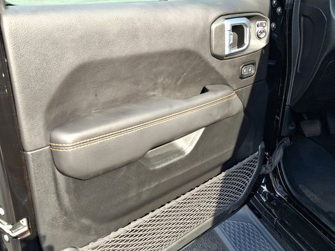 Certified 2021 Jeep Gladiator Overland AWD/4WD image 12