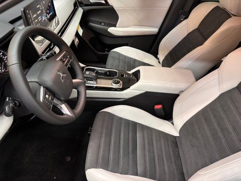 New 2025 Mitsubishi Outlander SE image 5