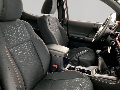 Used 2017 Toyota Tacoma TRD Off-Road w/ Premium & Technology Package image 24