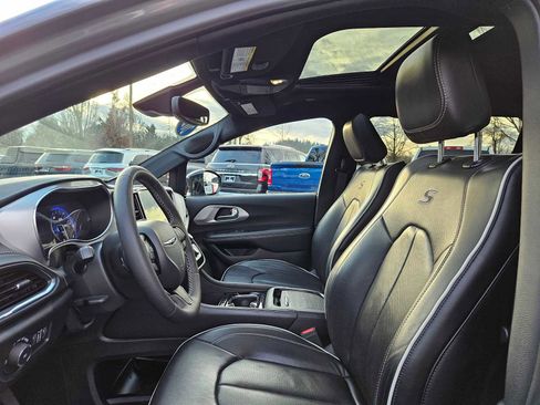 Used 2025 Chrysler Pacifica Limited image 23