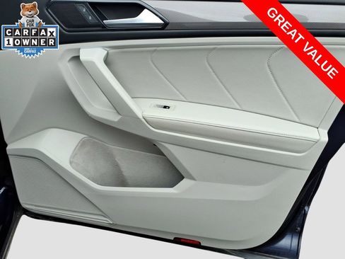 Used 2024 Volkswagen Tiguan SE w/ Panoramic Sunroof Package image 9