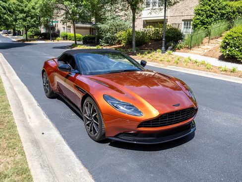 Used 2021 Aston Martin DB11 Volante RWD image 11