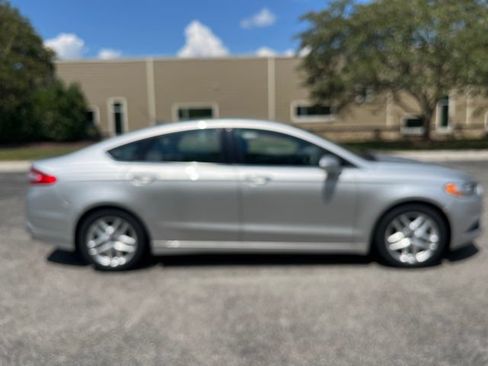 Used 2013 Ford Fusion SE FWD image 2