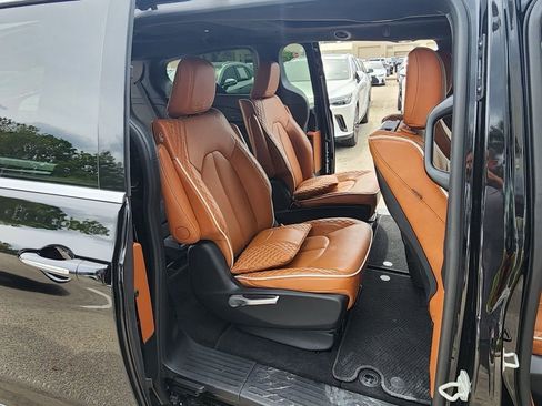 Used 2024 Chrysler Pacifica Pinnacle w/ Trailer Tow Group FWD image 21